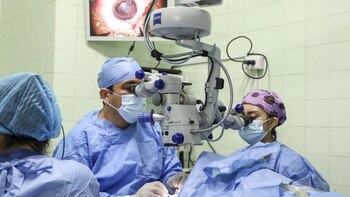 Adulto mayor vuelve a ver