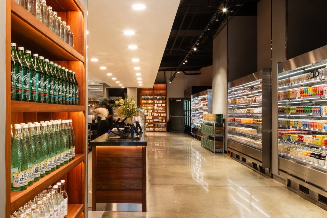 La apertura de Nude Miami en Brickell generó polémica en redes sociales por sus precios elevados en productos básicos, como ensalada de huevo a USD 37 la libra (@nudemiami)