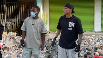 Walmer Pacheco, capitán del Deportivo Pereira, llegó a la ciudad: se puso guantes para ayudar a las víctimas del terremoto