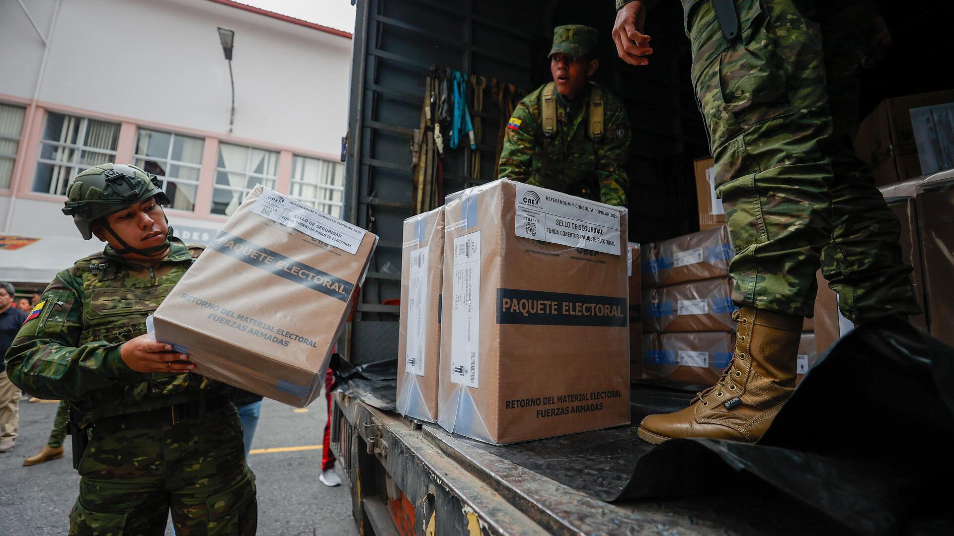 Ecuador culminó el despliegue de los paquetes electorales para el referéndum del domingo