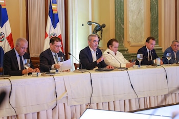 El Gobierno y el sector privado acuerdan monitorear los precios de la canasta básica y productos de consumo masivo ante el aumento global de hidrocarburos. (Cortesía: Presidencia de la República Dominicana)