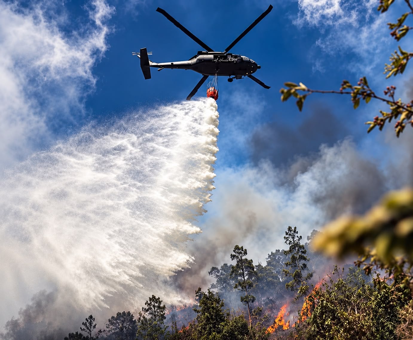 Así fueron las descargas de agua del helicóptero de la Fuerza Aérea Colombiana - crédito @FuerzaAereaCol/X