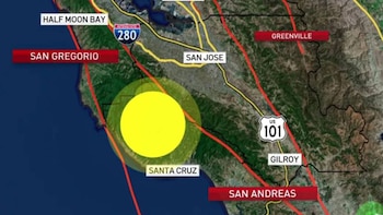 Mapa satelital de la costa central de California con la Falla de San Andrés, ciudades como San José, Santa Cruz y una zona de impacto sísmico en amarillo