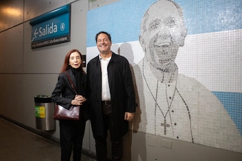 Nora Iniesta, autora del mural sobre Francisco, es una destacada artista internacional y Ciudadana Ilustre de Buenos Aires, reconocida por su trabajo en identidad y memoria