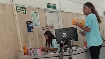 ¿Y la buena salud? Exhiben a trabajadoras del IMSS vendiendo comida chatarra dentro de una clínica