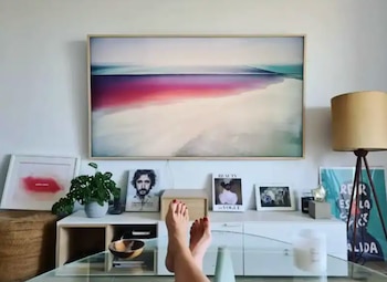 Kira Miró en el salón de su piso en Madrid (Instagram / @kiramiro)