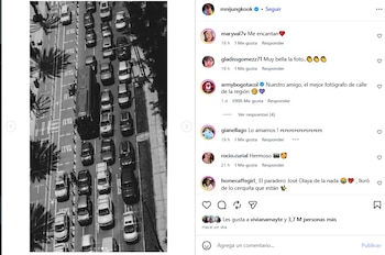 Captura de pantalla de una publicación de Instagram que presenta una fotografía en blanco y negro del tráfico en una avenida