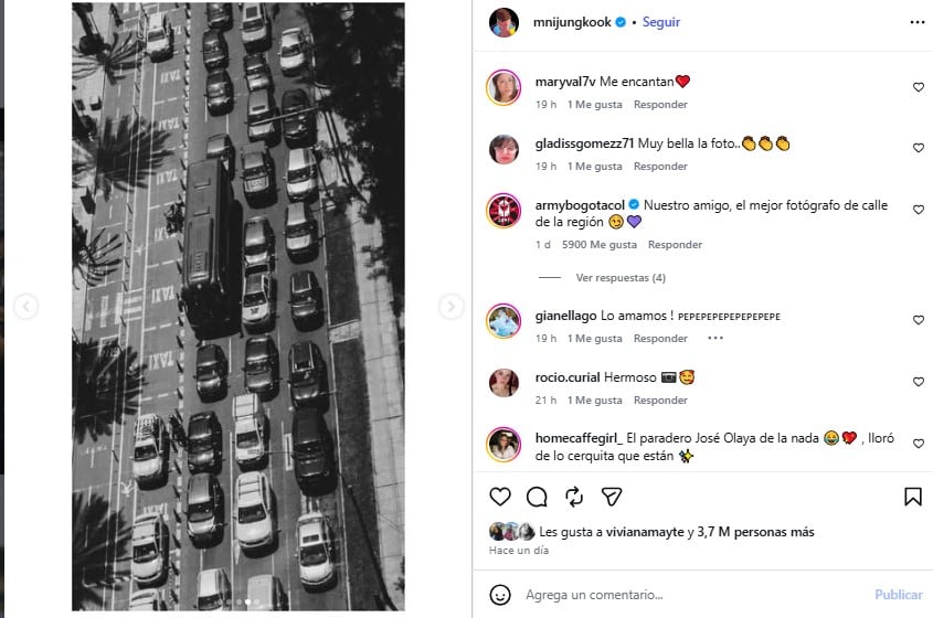 Una captura de la red social Instagram exhibe una fotografía en blanco y negro del tráfico vehicular tomada en Lima durante la visita del cantante Jung Kook.