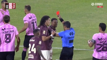 Expulsión de José Carabalí, al minuto de juego, tras desmedido cruce contra Luis Urruti en Universitario vs Sport Boys en Liga 1 2026
