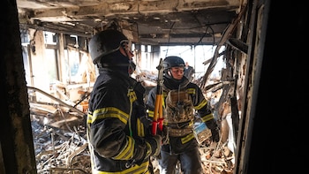 Al menos un muerto y 22 heridos, entre ellos cuatro niños, en una nueva ola de ataques rusos contra Kiev