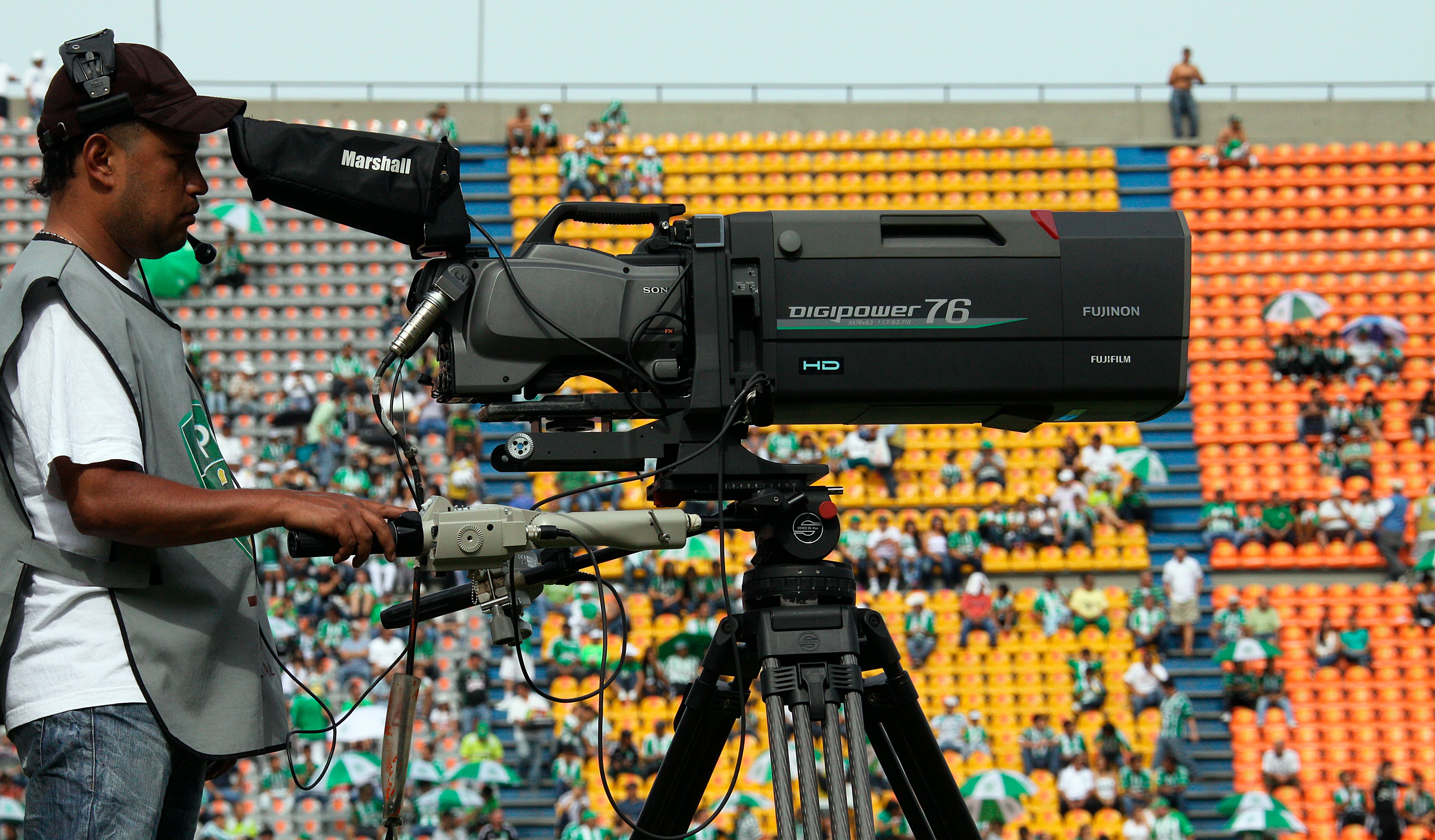 Esa es una de las cámaras con las cuales se transmite el fútbol profesional colombiano por televisión - crédito Henry Agudelo Cano / Colprensa