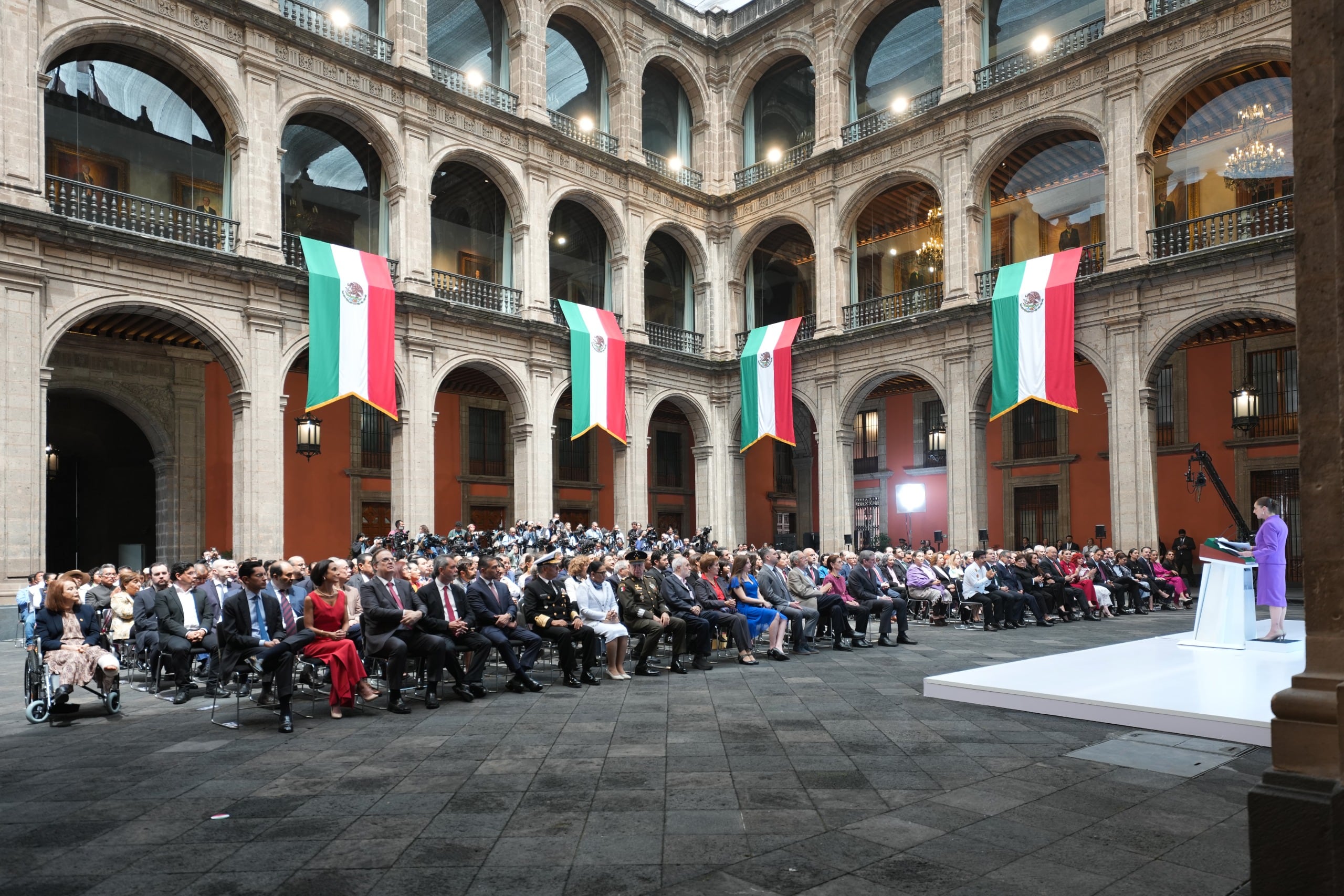 Gobernadores, gabinete. académicos, entre quienes acompañaron el Segundo Informe de Gobierno en Palacio Nacional.