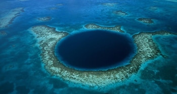 La Fosa de las Marianas destaca como el punto más profundo del océano, alcanzando casi 11.000 metros y presentando condiciones extremas de presión y temperatura