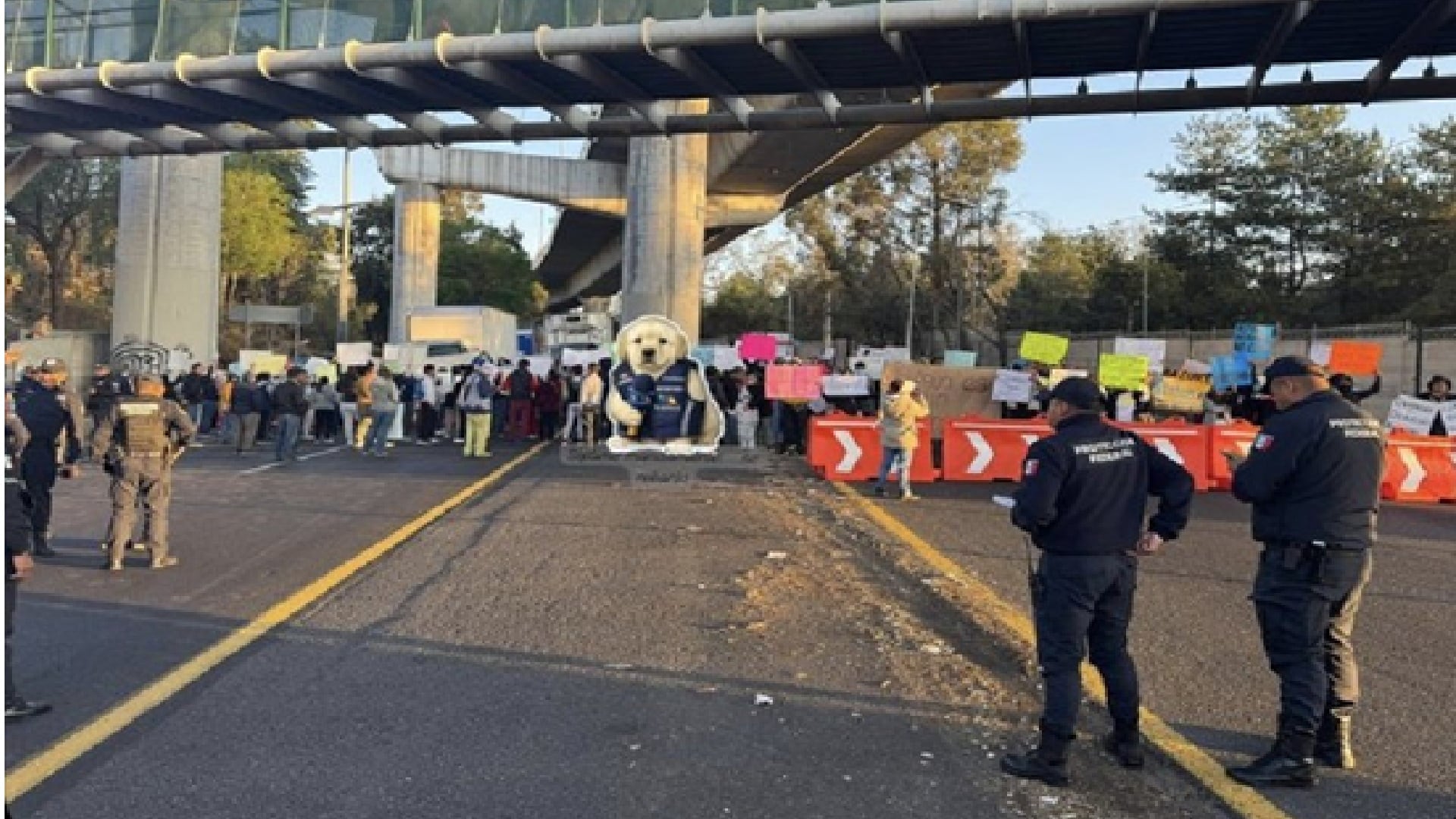 Cierre manifestación Caseta Tlalpan autopista México-Cuernavaca (@ActivaReporte/X)
