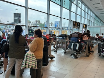 Las personas esperan en el aeropuerto.