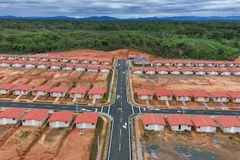 El documento revela que el déficit habitacional nacional experimentó una reducción significativa, ubicándose en un 8.5% en 2025, lo que equivale a aproximadamente 112,715 viviendas. (Foto AP/Matías Delacroix)