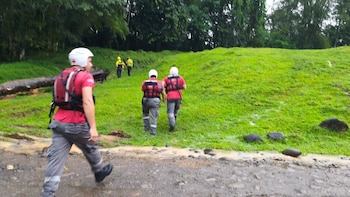 Inundaciones, deslizamientos y ríos crecidos mantienen en alerta a varias provincias. Heredia concentró la mayor cantidad de avisos, mientras rescatistas atendían grupos aislados en Alajuela y San José (Foto cortesía CRC)