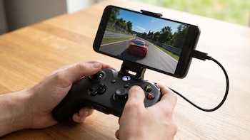 10 dispositivos y accesorios que puedes conectar en el puerto USB del celular, más allá del cargador