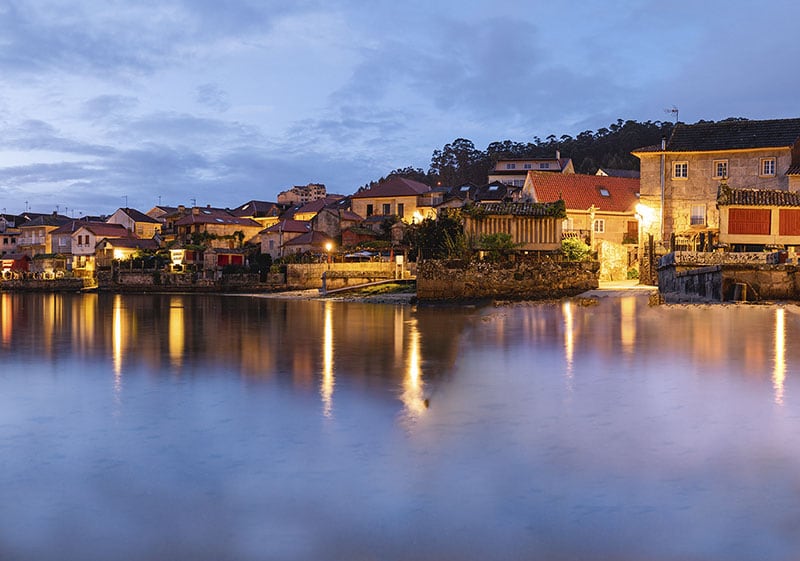 Imagen panorámica de Combarro desde el agua, donde la arquitectura tradicional se integra con el paisaje costero (Turismo de Poio)