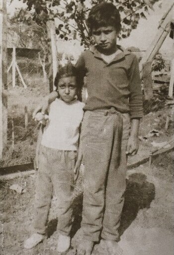 En plena niñez, junto a