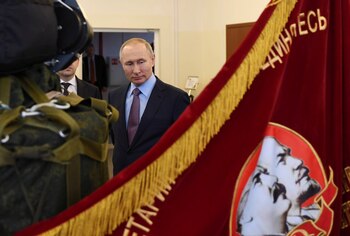 Russian President Vladimir Putin stands in front of a flag with images of Soviet leaders Vladimir Lenin and Joseph Stalin as he visits the workshop of Polyot company manufacturing parachutes in Ivanovo, Russia March 6, 2020. Sputnik/Aleksey Nikolskyi/Kremlin via REUTERS ATTENTION EDITORS - THIS IMAGE WAS PROVIDED BY A THIRD PARTY.