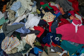 El ingreso de ropa usada desde Chile al mercado informal de Perú opera como una cadena ilícita de contrabando, fraude documental y contaminación ambiental. EFE/MIGUEL GUTIERREZ