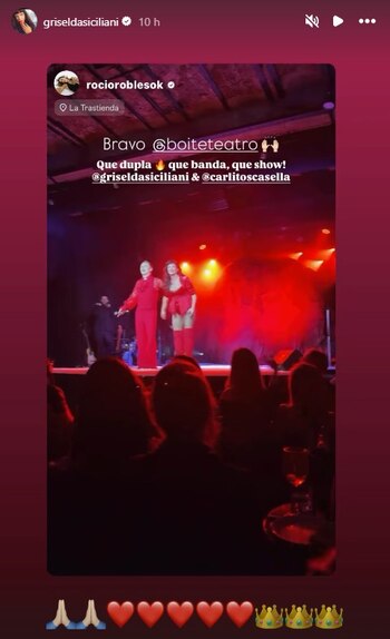 Captura de pantalla de una historia de Instagram que muestra a artistas vestidos de rojo sobre un escenario iluminado ante el público