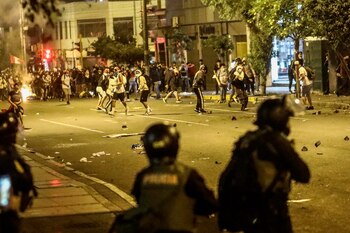 Policías se enfrentan a manifestantes