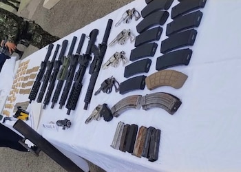 O equipamento apreendido em Magdalena incluía sete espingardas calibre 5,56, quatro armas curtas desarmadas, morteiros de mão, doze granadas e dois drones – Crédito Forças Militares