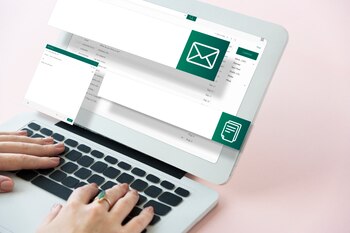 Hay que dudar de toda información que llegue de un contacto desconocido. (Foto: Freepik)