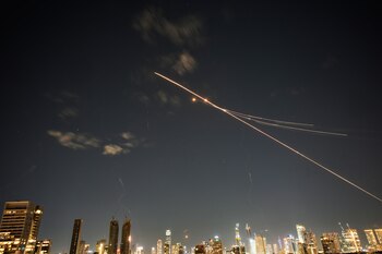 Rastros de interceptaciones de misiles