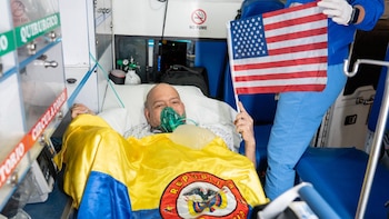 Las primeras imágenes de la llegada a Colombia del soldado Henry Camargo, repatriado desde Estados Unidos por orden de Abelardo de la Espriella: sufre una grave condición pulmonar