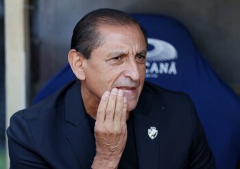 Ramón Díaz firmó con el