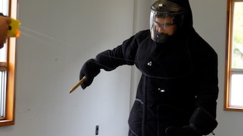 Policías uruguayos prueban arma taser