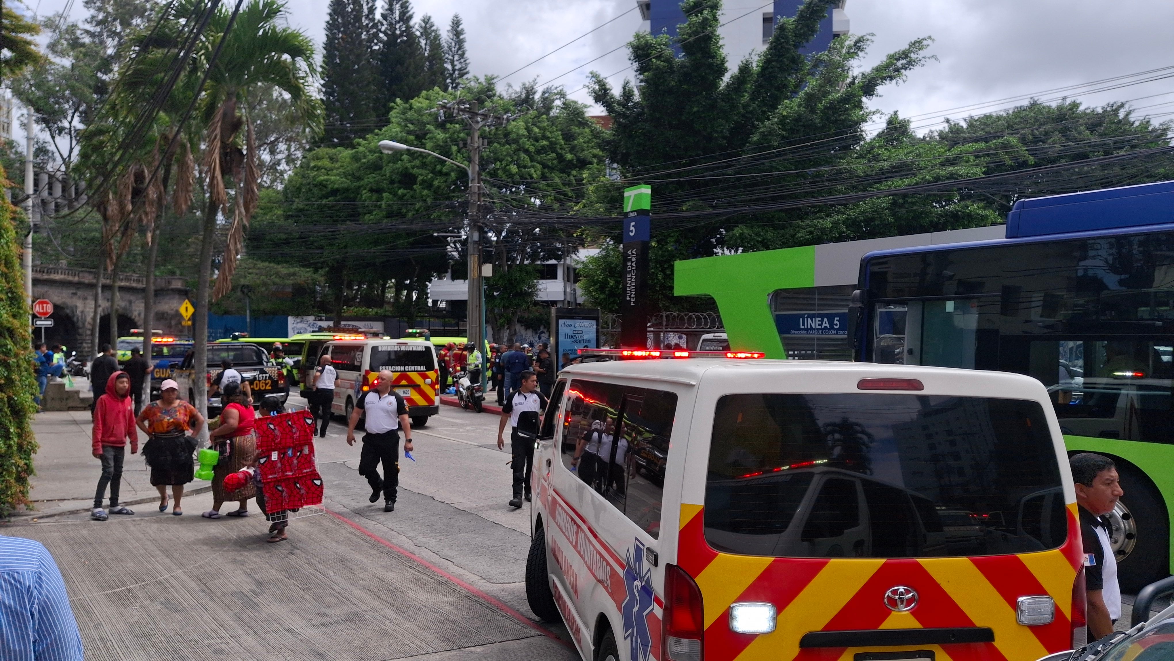 El ataque armado ocurrió en una zona bastante concurrida de la Ciudad de Guatemala. (Bomberos Voluntarios de Guatemala)