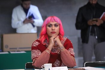 Usuarios de redes sociales muestran sus opiniones encontradas sobre el tweet de la diputada, algunos expresando su apoyo y otros condenando su llamado a la violencia