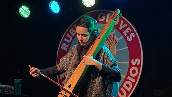 Alma Laprida está creando un sonido futurista con herramientas medievales