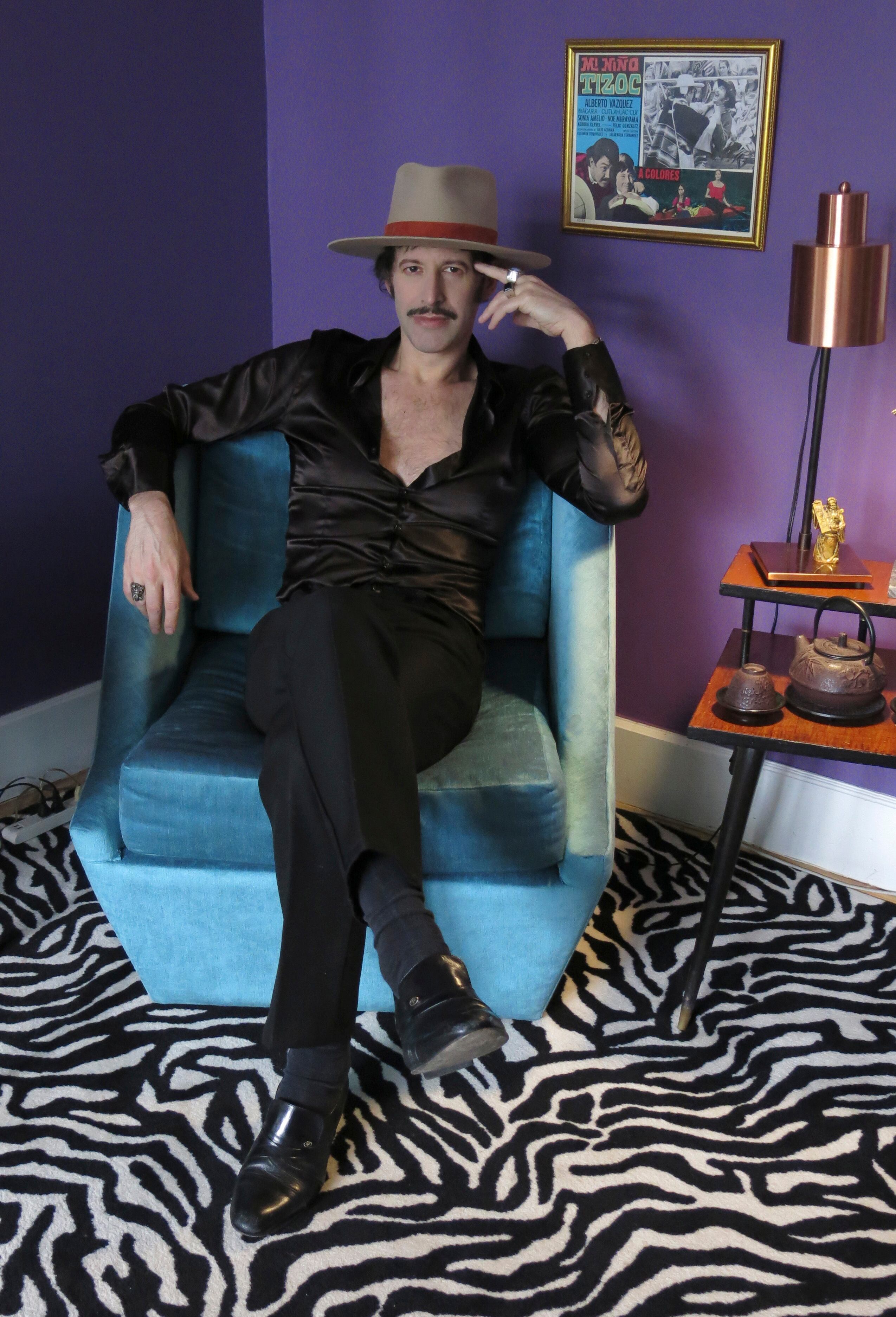 El piano original y las imperfecciones intencionales marcan la apertura del álbum, reflejando la filosofía artística de Lafourcade y Jodorowsky