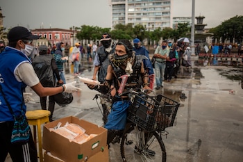 Varias personas reciben almuerzos gratuitos