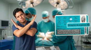 Un hombre con uniforme médico azul cruza los brazos en "X" frente a una sala de operaciones borrosa, sosteniendo un documento que muestra "Donación de órganos: NO".