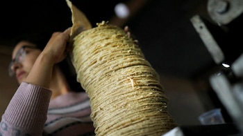Tortilla no aumentará 4 pesos, Profeco reporta precios estables pese a presión de costos