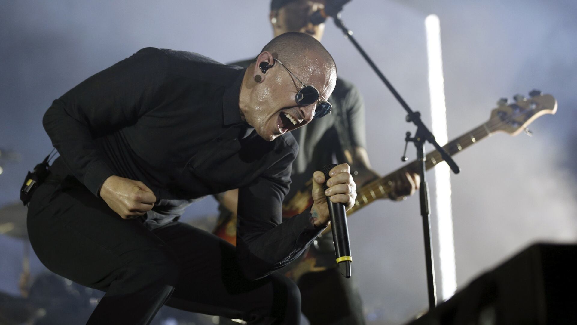 Chester Bennington marcó la historia de Linkin Park con su voz y presencia, dejando un legado imborrable tras su fallecimiento en 2017(EFE/Kiko Huesca)