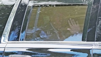 Trump saluda a sus seguidores