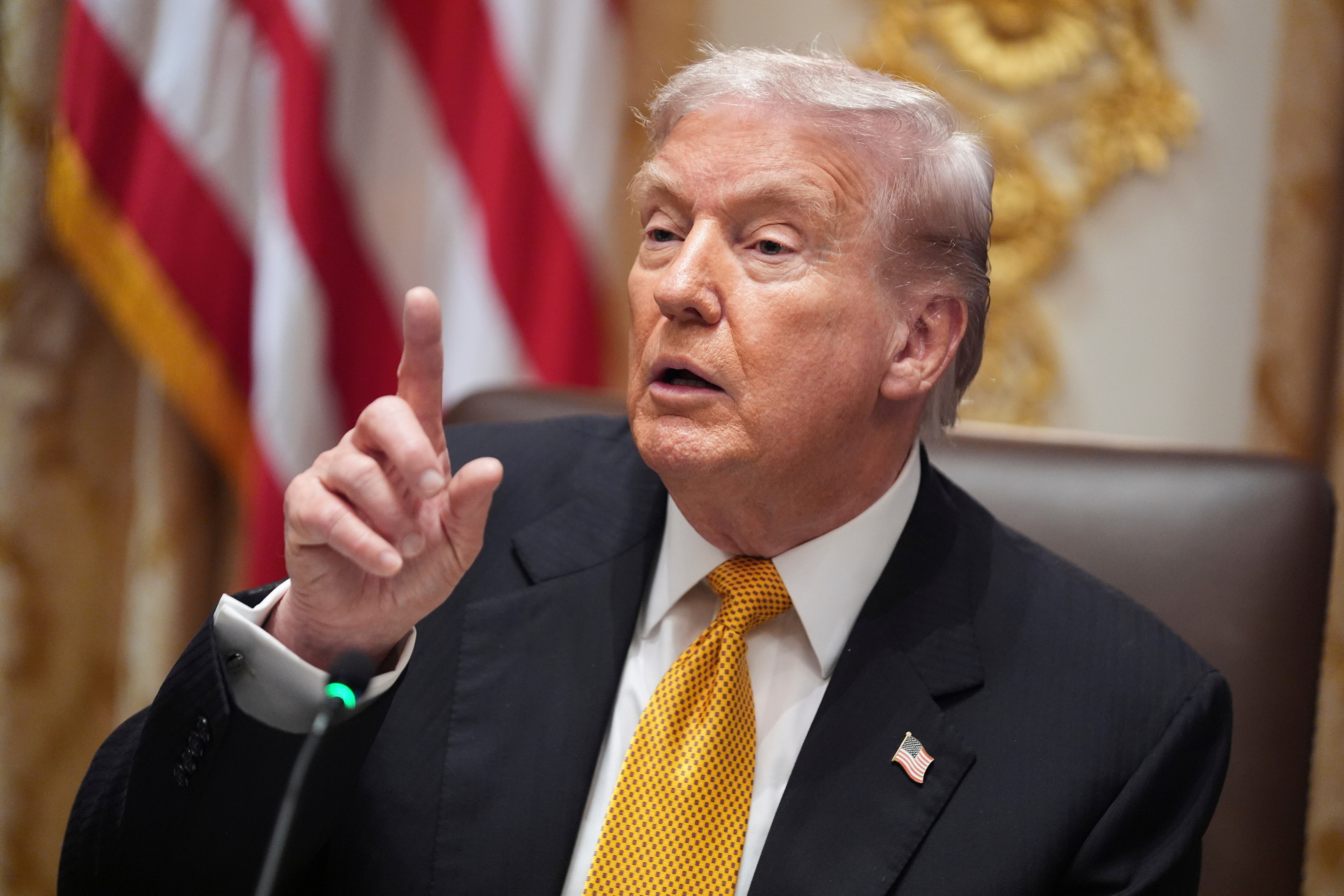 El presidente Donald Trump mantuvo durante este fin de semana sus críticas al sistema de salud aprobado bajo la gestión de Barack Obama y a la política de subsidios federales para las compañías de seguros médicos (AP Foto/Evan Vucci)