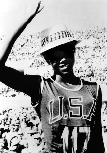 En los Juegos Olímpicos de Melbourne 1956, Wilma Rudolph integró el relevo 4x100 metros y ganó la medalla de bronce con 16 años (EFE/Archivo)