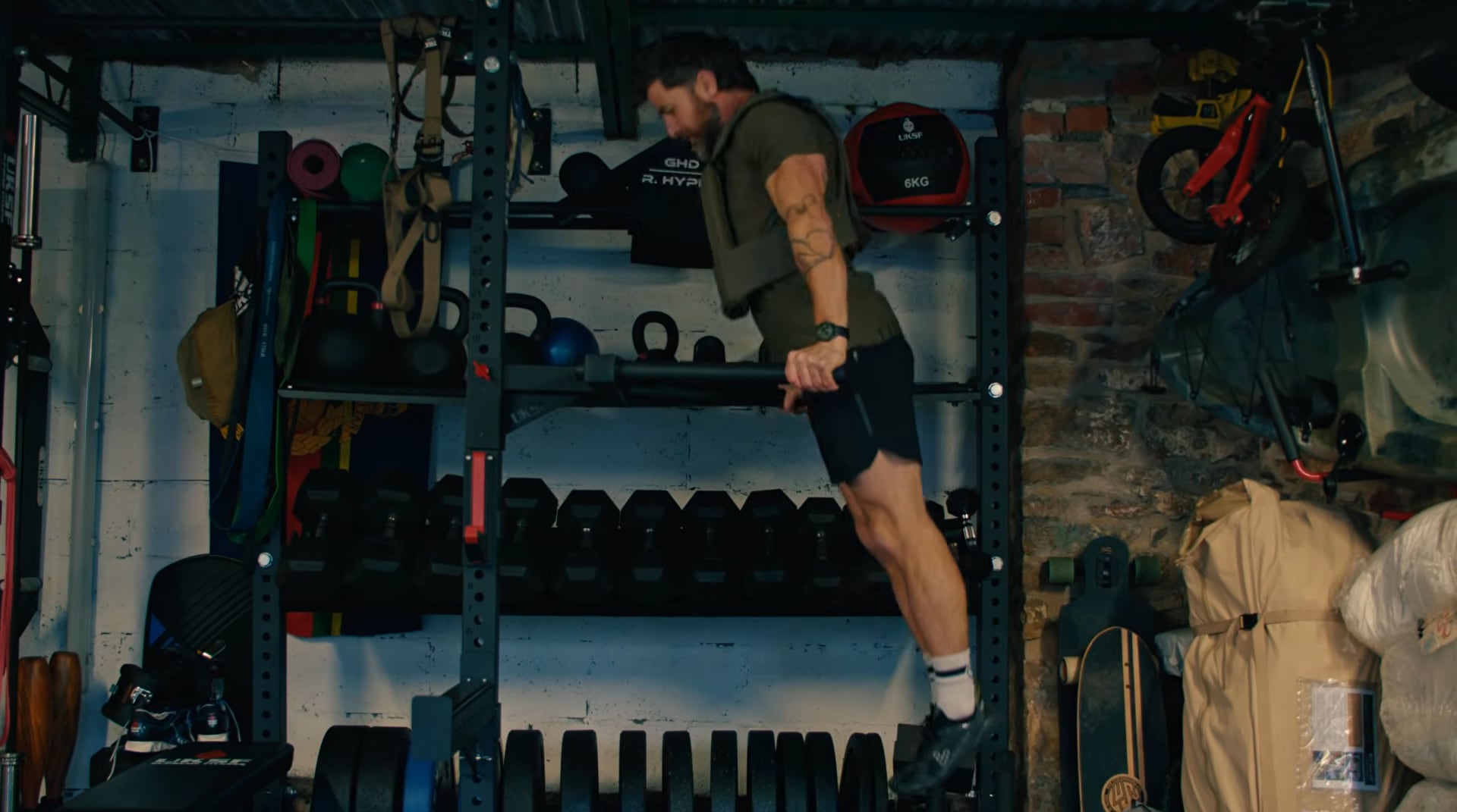 El entrenamiento semanal de Kane abarca cuatro sesiones con pesas, un día de circuitos de peso corporal y dos corridas de dieciséis kilómetros (Captura de video: YouTube/@aldo_kane)