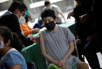 Los jóvenes y niños fueron los últimos en comenzar a vacunarse ( REUTERS/Luis Cortes)