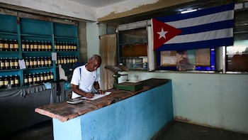 Cuba busca reemplazar la asistencia general sobre bienes esenciales por apoyos focalizados, en un contexto de escasez, dificultades energéticas y tensión con Estados Unidos (Foto AFP)