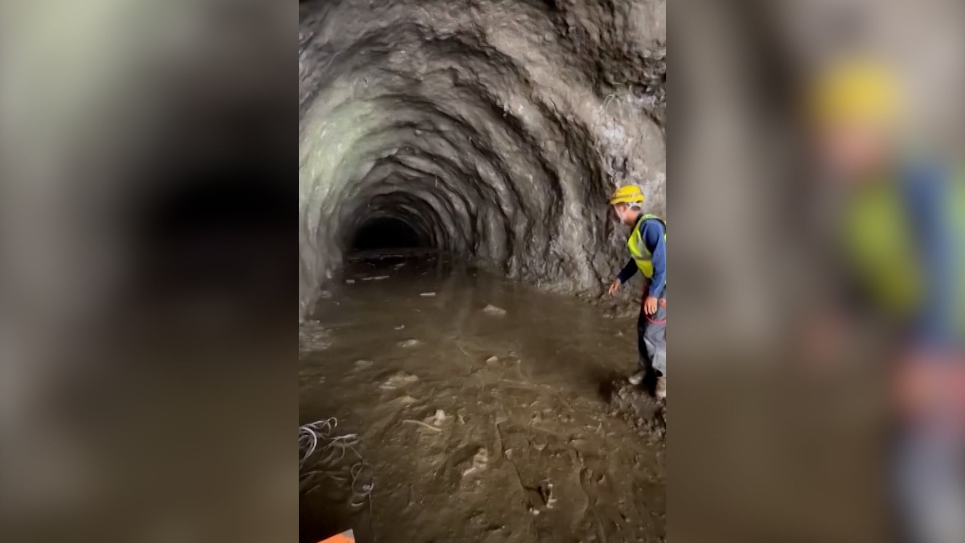 Un rescatista inspecciona un túnel anegado durante las tareas de búsqueda de personas atrapadas bajo tierra en Nepal.