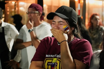 Venezolana llora desconsolada. REUTERS/Juan Carlos